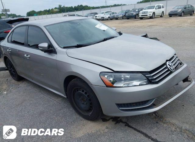 Volkswagen Passat 2015, VIN 1VWAT7A30FC095693, 2/5