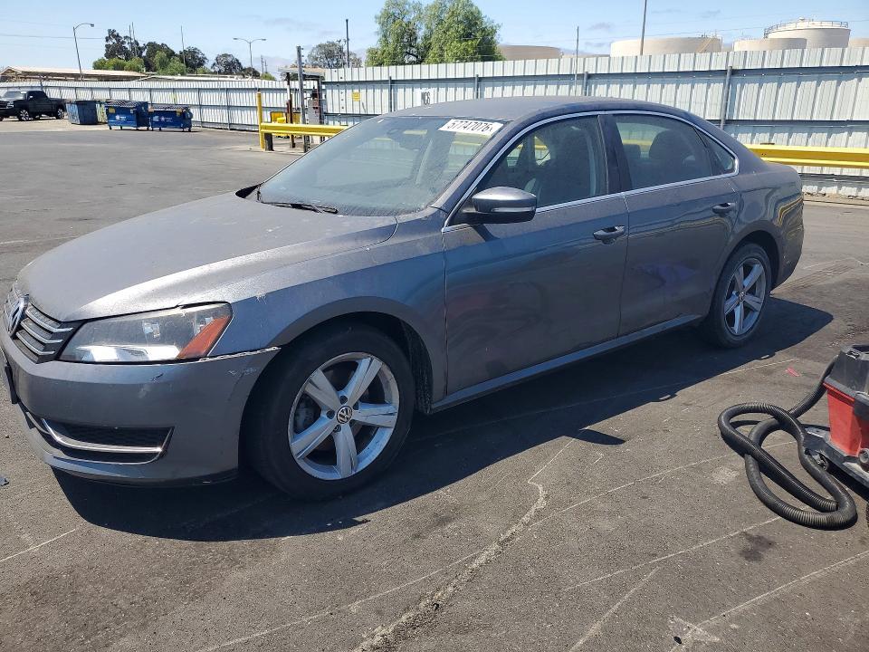 Volkswagen Passat 2014, VIN 1VWBT7A33EC072900, 3/5