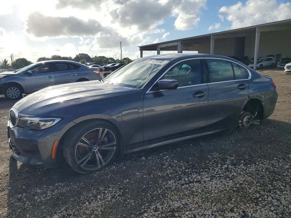 BMW 3 Series 2022, VIN 3MW5R7J01N8C49856, 2/5