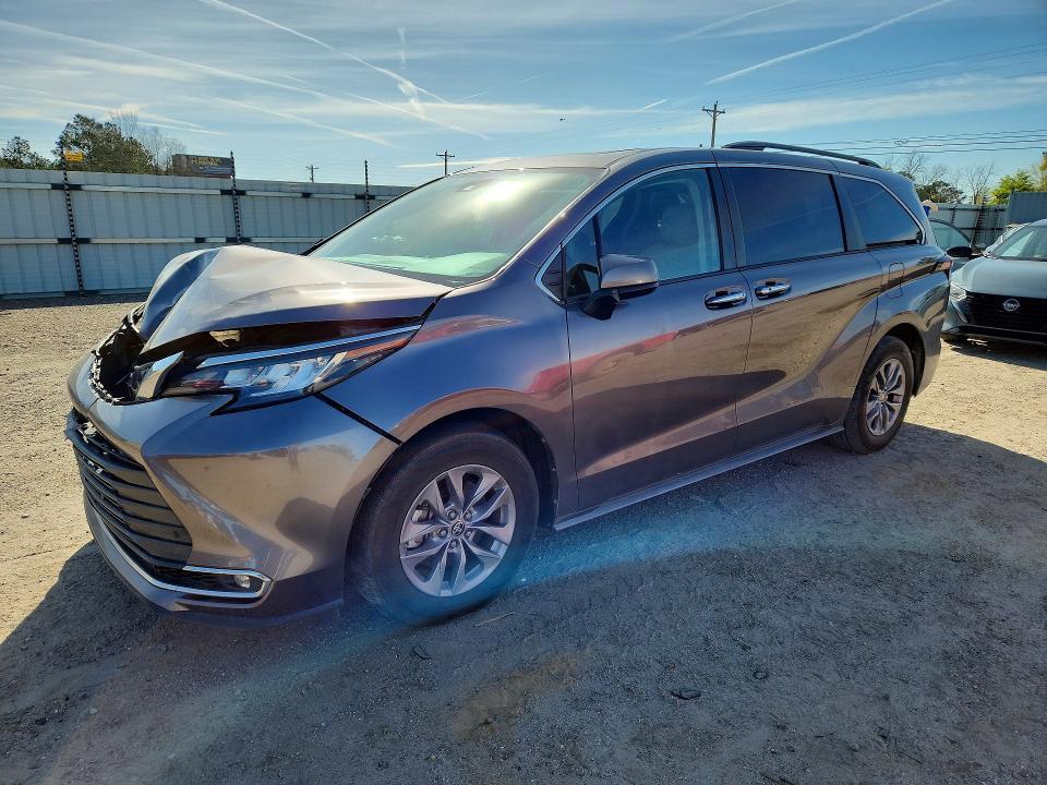 Toyota Sienna 2021, VIN 5TDKRKEC0MS008745, 2/5