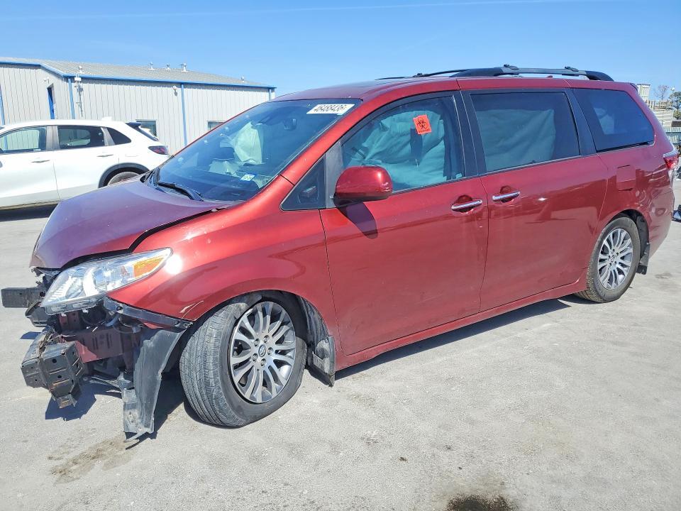 Toyota Sienna 2021, VIN 5TDKRKEC0MS008745, 3/5