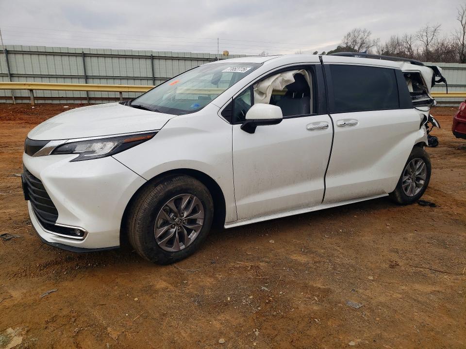 Toyota Sienna 2021, VIN 5TDKRKEC0MS008745, 4/5