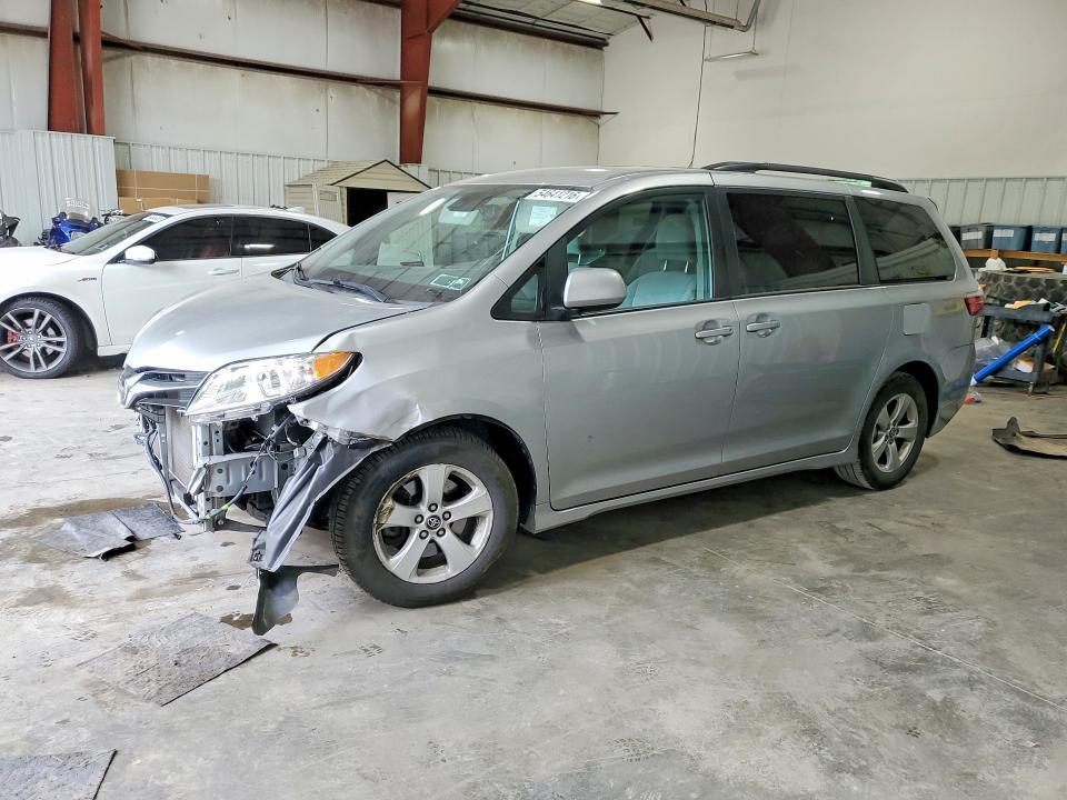 Toyota Sienna 2021, VIN 5TDKRKEC1MS060255, 2/5