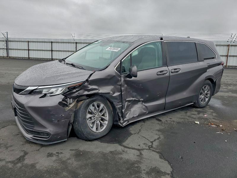 Toyota Sienna 2022, VIN 5TDKRKEC5NS135587, 8/11