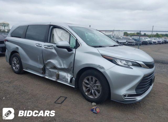Toyota Sienna 2021, VIN 5TDKRKEC8MS055862, 2/5