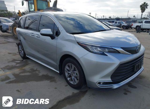 Toyota Sienna 2021, VIN 5TDXSKFC8MS038665, 2/8