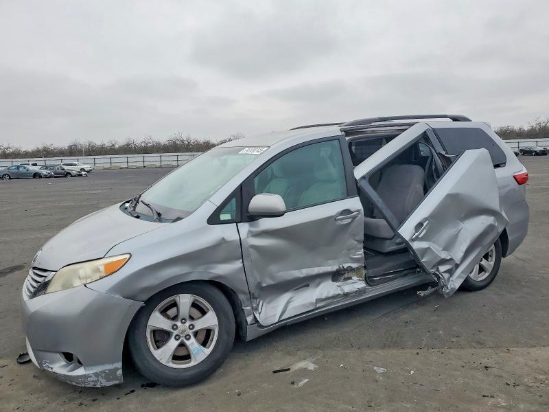 Toyota Sienna 2015, VIN 5TDYK3DCXFS532445, 1/5