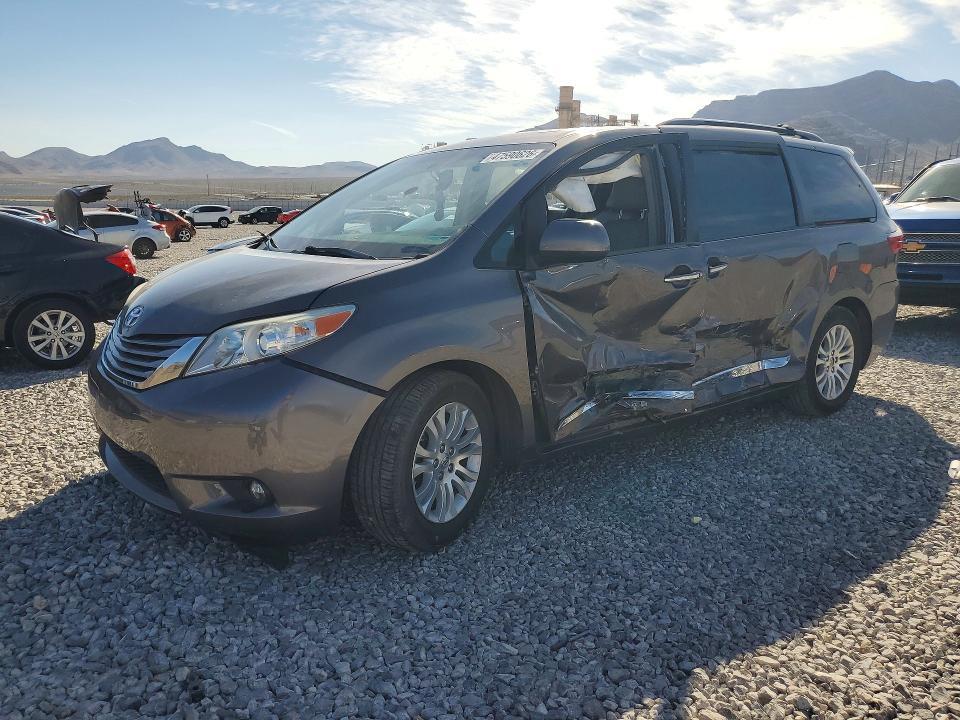 Toyota Sienna 2015, VIN 5TDYK3DCXFS532445, 2/5