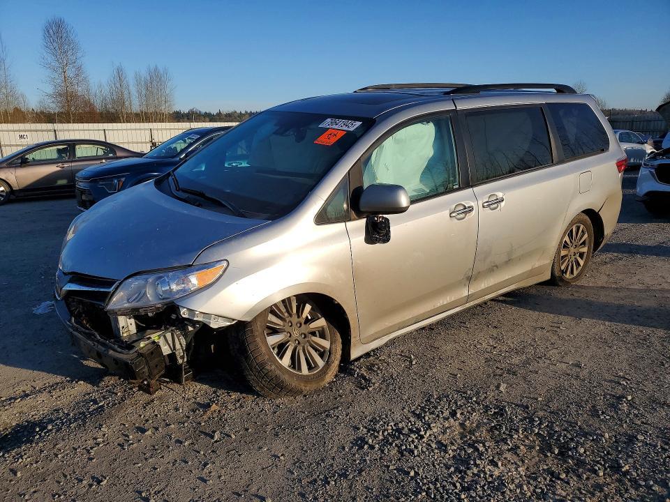 Toyota Sienna 2021, VIN 5TDYRKEC1MS005816, 2/5