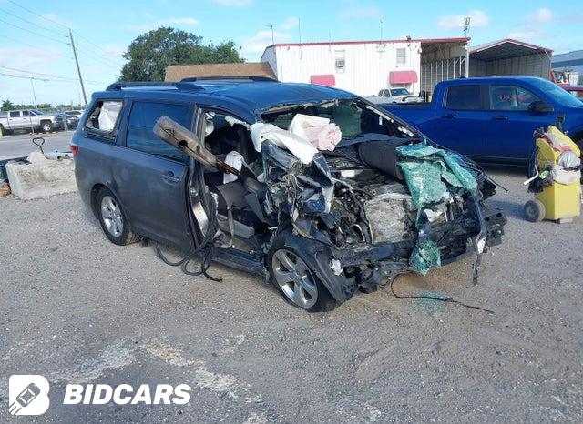 Toyota Sienna 2015, VIN 5TDZK3DC2FS688581, 2/5