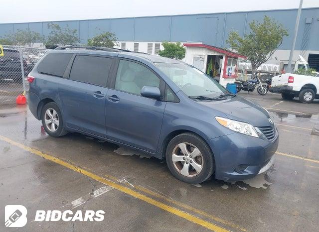 Toyota Sienna 2015, VIN 5TDZK3DC2FS688581, 3/5