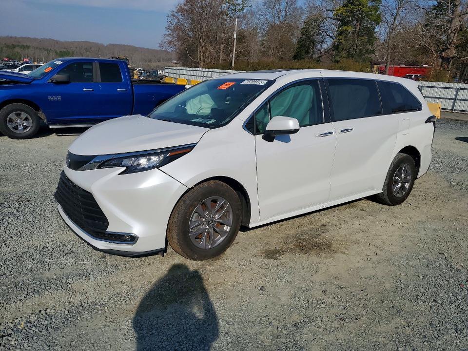 Toyota Sienna 2022, VIN 5TDZSKFC5NS042957, 2/5