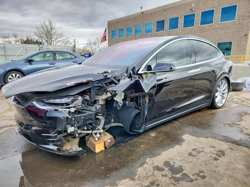 Tesla MODEL X 2018, VIN 5YJXCAE2XJF113494, 4/5