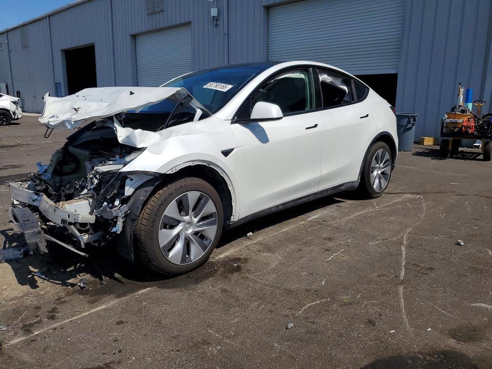 Tesla Model Y 2020, VIN 5YJYGDEE3LF009419, 3/5