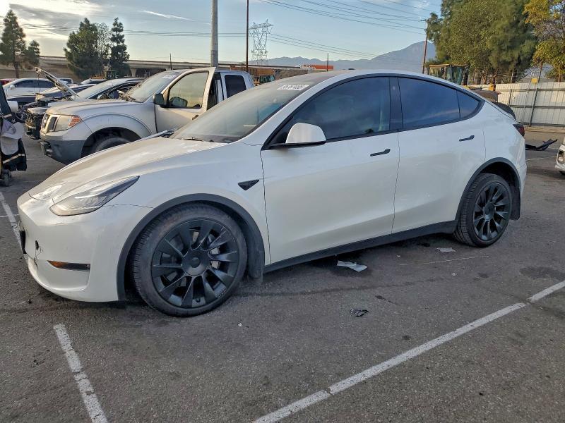 Tesla Model Y 2020, VIN 5YJYGDEE7LF011058, 3/5