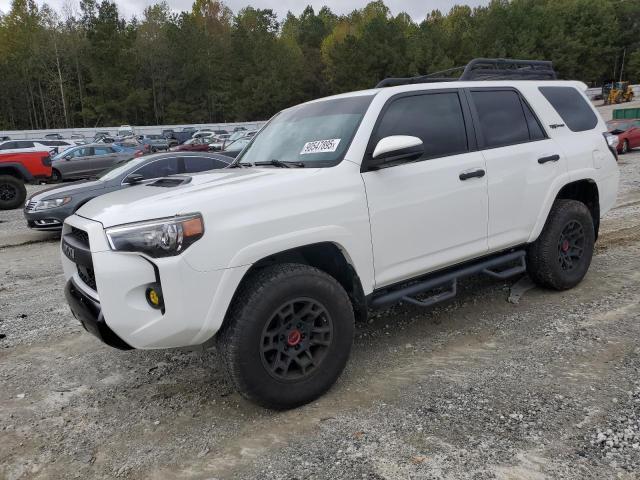 Toyota 4runner 2020, VIN JTEBU5JRXL5793317, 3/5