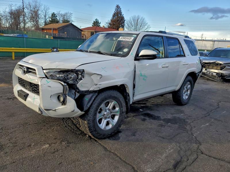 Toyota 4runner 2020, VIN JTEBU5JRXL5832617, 2/5