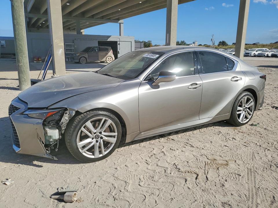 Lexus IS 2021, VIN JTHGZ1E20M5018705, 2/5