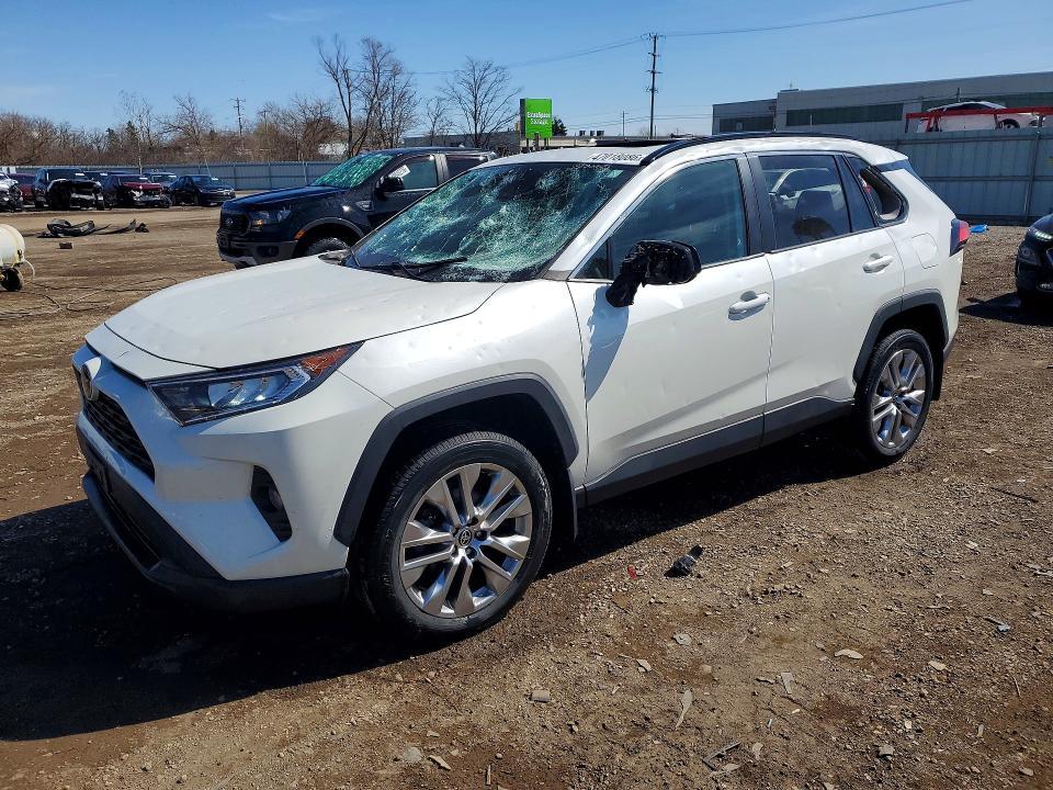 Toyota RAV4 2022, VIN JTM16RFV7ND526801, 3/10