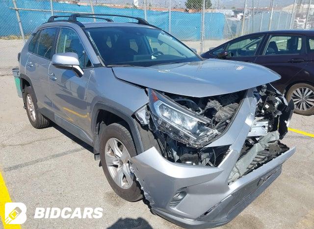 Toyota RAV4 2021, VIN JTMRWRFV1MD132891, 3/5