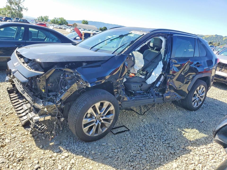 Toyota RAV4 2023, VIN JTMRWRFV1PD179584, 3/5