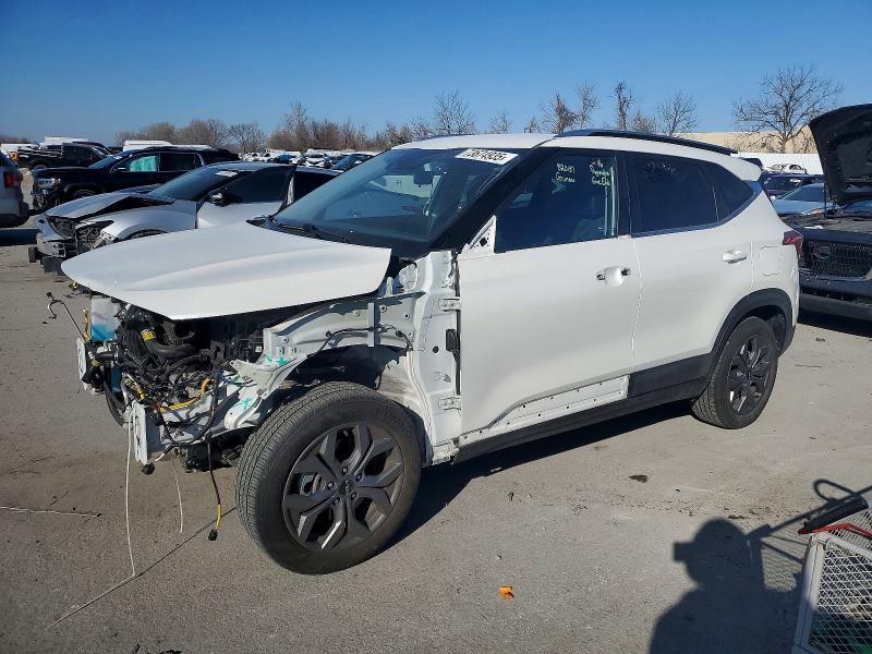 KIA Seltos 2023, VIN KNDEUCAA1P7437882, 3/5