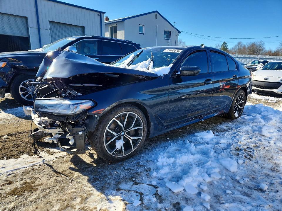 BMW 5 Series 2021, VIN WBA13BJ04MCF15352, 2/5