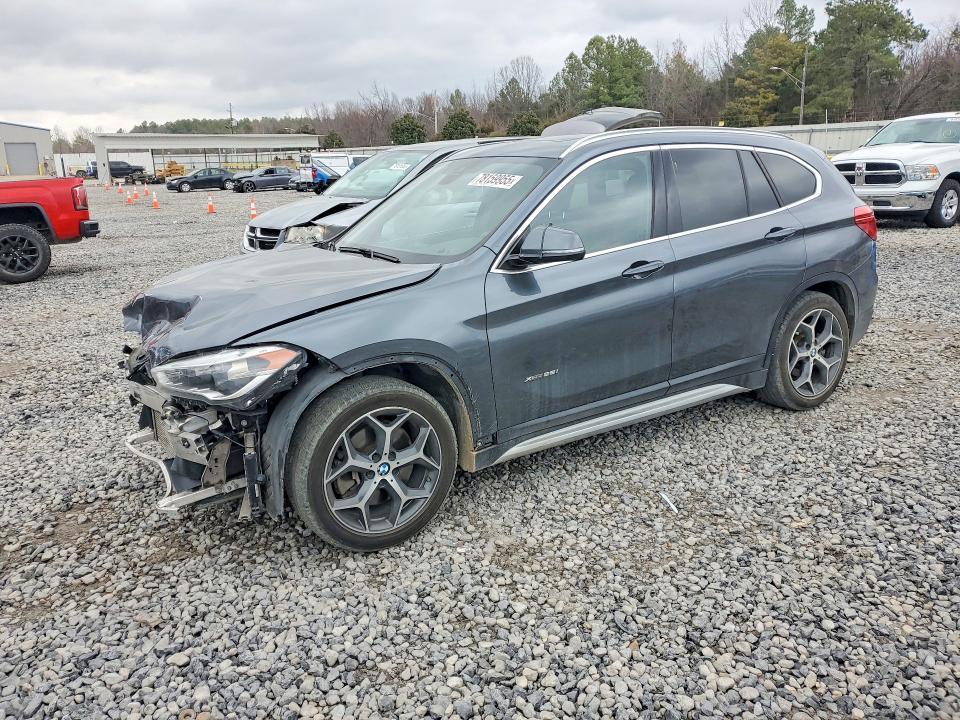 BMW X1 2015, VIN WBAVL1C52FVY38646, 3/5